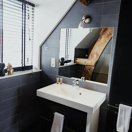 לינה וארוחת בוקר Kerkstraat 3*